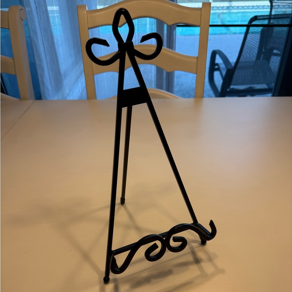 Black Metal Easel Stand